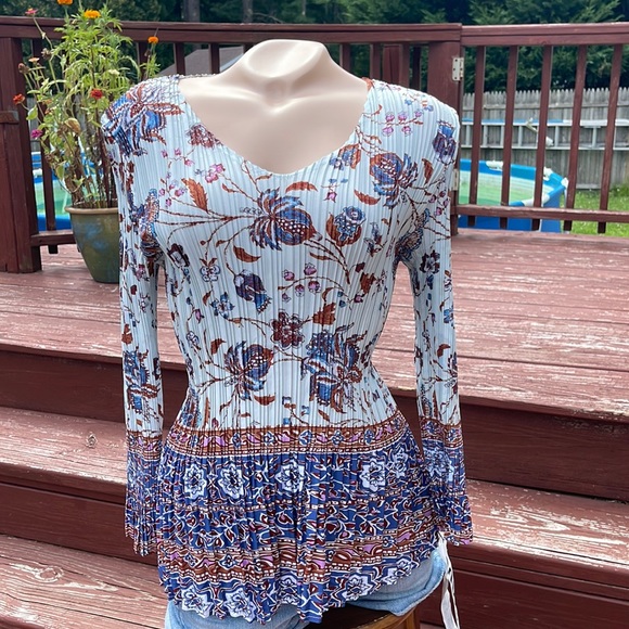 COOYOKIT Tops - COOYOKIT Amazon Fashion L/S Accordion Style Stretch BOHO shirt w/ Tags